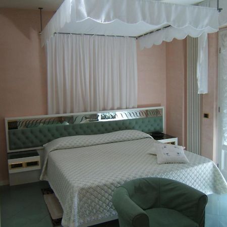 Hotel Matilde マリーナ・ディ・マッサ 部屋 写真